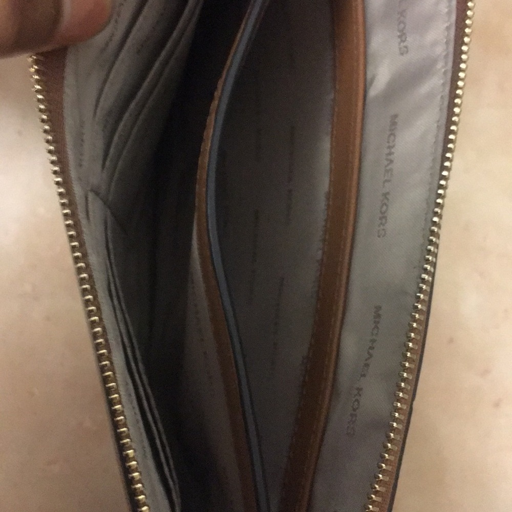 Micheal Kors || Daniela Leather Wristlet - Picture 7 of 8